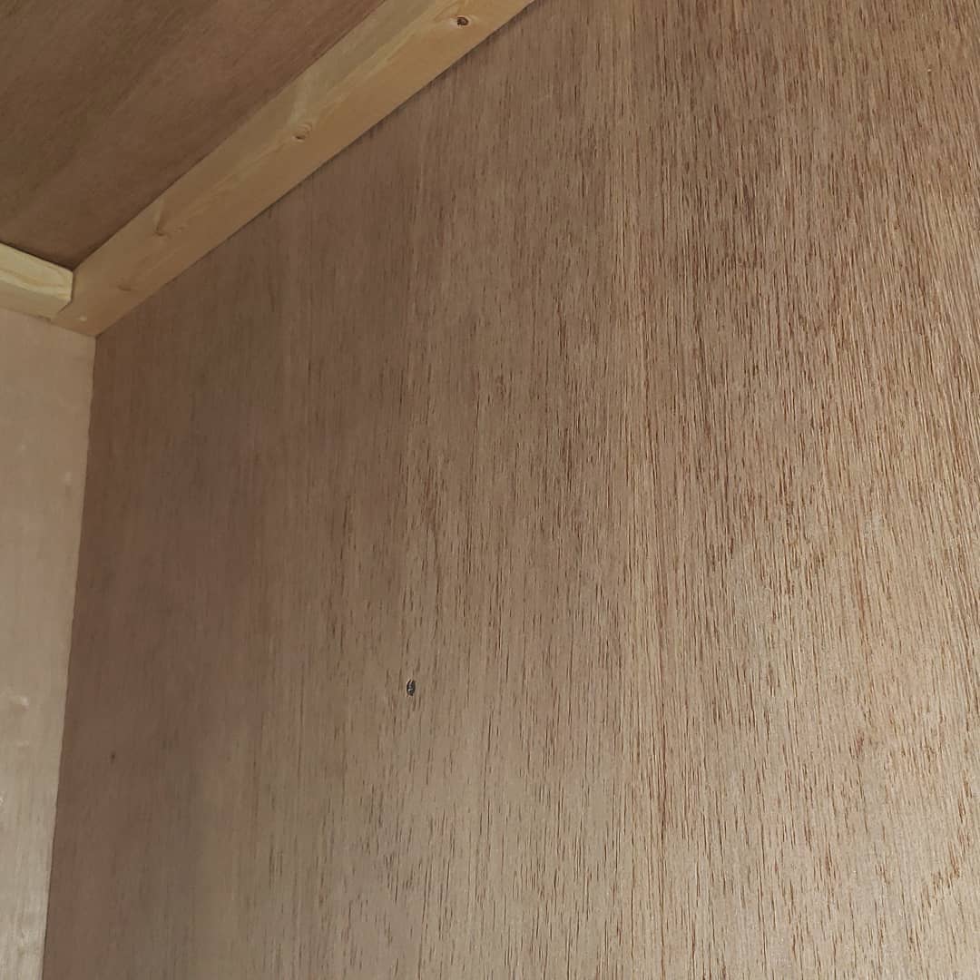 昨日は壁張りしました
垂木を組んでベニアで張りましたよ。大工さんか！！
