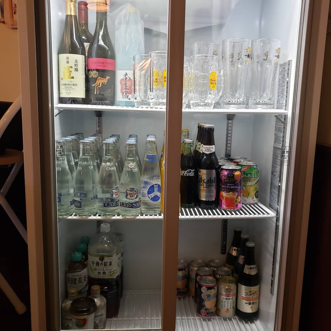 30年前の冷蔵庫が遂に天に召されたので新しい冷蔵庫入れました。今度はグラスも冷やせます冷たいビールとハイボール最近寒いけど美味しいよね～️
まぁハイボール飲めないんですけど