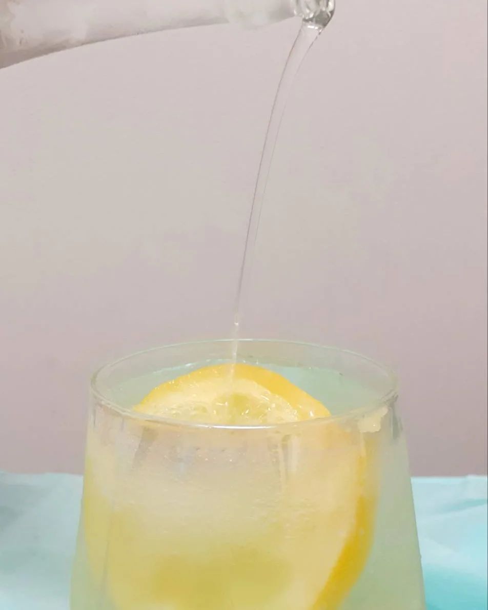 夏限定のレモンジンジャー、こちらは炭酸で割って飲むノンアルコールです