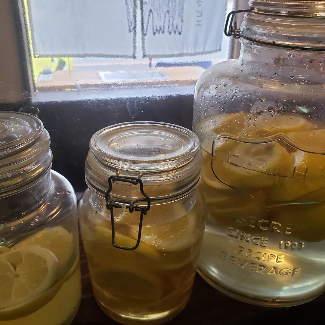 自家製のレモンサワーと炭酸で割ると美味しいこの夏ぴったりのレモンジンジャーこちらはノンアルですよ。